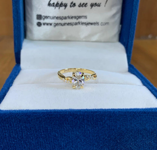 18k Gold Oval Shape Diamond Ring